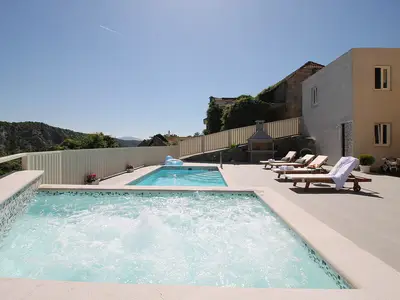 Genießen Sie die Massage im Pool