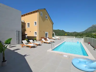 Spielplat&Sonnenterasse, in dem grauen Teil des Hauses gibt es ein Sauna&Billard