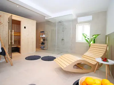 Entspannungsraum mit Sauna und Dusche, ueber dem Spiel-Raum