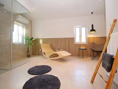 tolle Saunalandschaft mit Dusche und tollem Blick auf die Landschaft