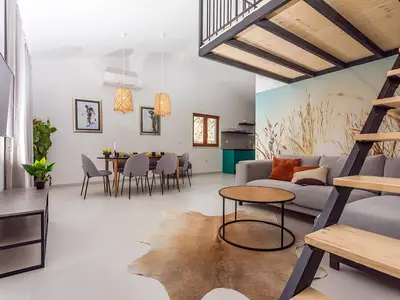 Erstes Wohnzimmer mit voll ausgestatteter Küche.