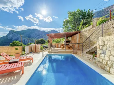 PoolOfHouse