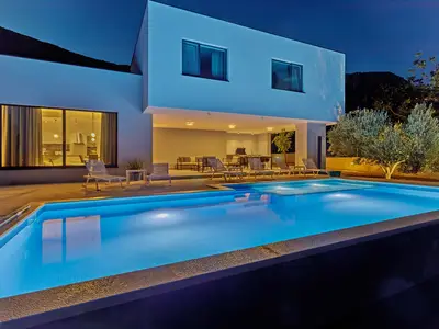 Geräumige Villa mit 9m x 4,5m Pool mit Hydromassage, Tischtennis, voll klimatisiert, kostenloses WLAN

