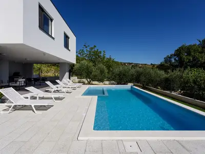 Geräumige Villa mit 9m x 4,5m Pool mit Hydromassage, Tischtennis, voll klimatisiert, kostenloses WLAN