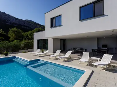 Brandneues Anwesen mit absoluter Privatsphäre und herrlichem Blick auf die Stadt Split und die Berge.