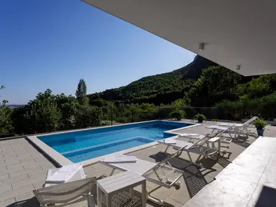 Diese erstaunliche Villa ist perfekt für entspannte Familien- oder Freundestreffen und ein perfekter Ausgangspunkt für Tagestouren, da Sie sich in der Nähe vieler Attraktionen und Aktivitätsmöglichkeiten befinden.