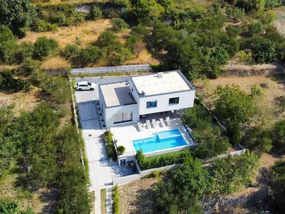 NEU! Moderne Villa Elia mit 40 m2 beheiztem Pool, 3 Schlafzimmern und Blick auf die Stadt Split
