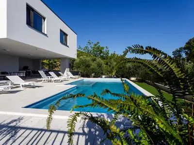 Der Außenbereich bietet einen privaten, beheizten Swimmingpool 9m x 4,5m mit Hydromassage, einen seichten Teil 1m x 4m (0,5m Tiefe) für Ihre jüngsten Familienmitglieder oder einfach nur zum Chillen, eine Außendusche und 6 Liegestühle.