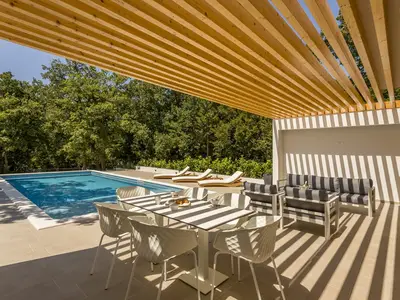 Sehr bequeme Lounge-Ecke im Freien und Essbereich für 8 Personen mit Grill