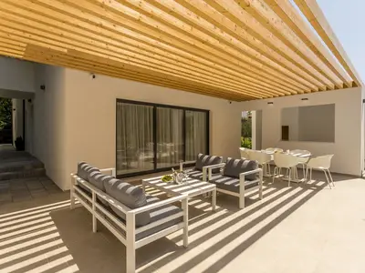 Lesen Sie Ihr Lieblingsbuch in der schattigen Lounge-Ecke
