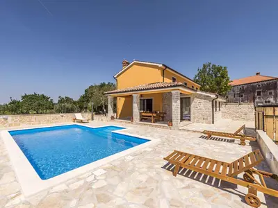 Villa für 8 Personen (229 m²) in Kloštar 4/10