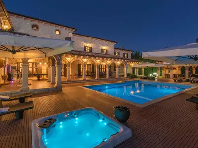 Villa für 10 Personen (536 m²) in Višnjan 2/10