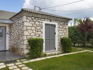 19575421-Villa-6--300x225-3