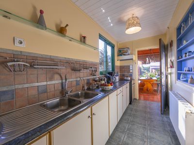 Voll ausgestattete Küche mit zweitem Eingang von der Veranda