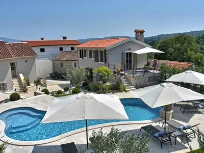 Villa für 10 Personen (320 m²) in Pićan 1/10