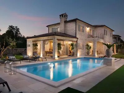 Villa für 8 Personen (359 m²) in Ladići 1/10