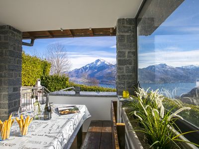 Patio Terrasse mit Esstisch und atemberaubender Ausblick über den See