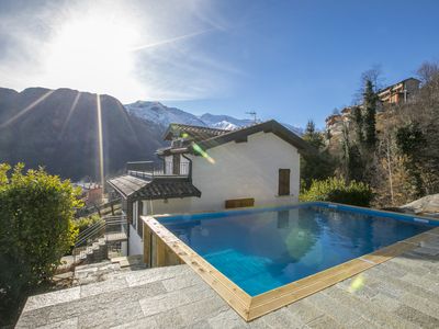 Privaten Pool mit Ausblick über den See