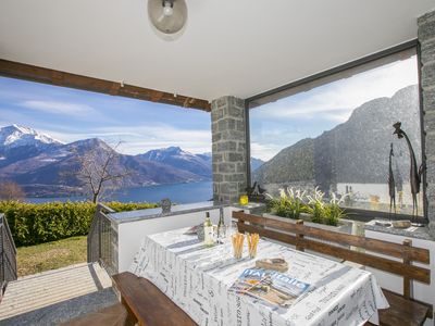 Patio Terrasse mit Esstisch und atemberaubende Ausblick über den See