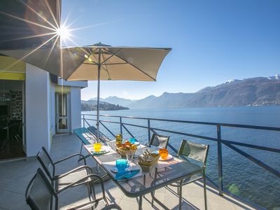 Essen im Freien auf der geräumigen Terrase