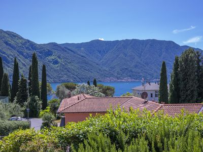 Romantischer Blick auf den See von den Gärten der Villa aus