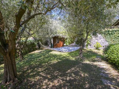 Entspannender Garten im Schatten der Olivenbäume