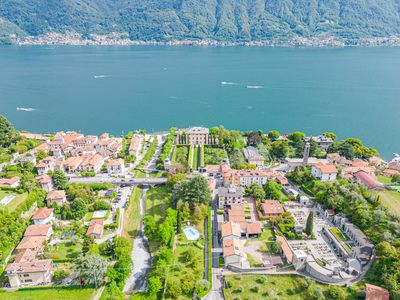 Drohnenfoto vom Standort der Villa, das die Nähe zur prestigeträchtigen Villa zeigt