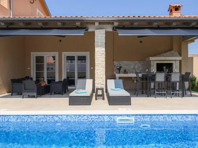 PoolOfHouse