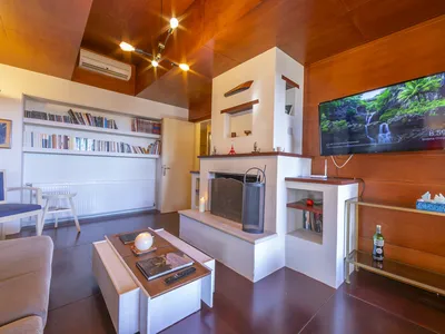 Wohnzimmer mit Kamin und Flat-TV