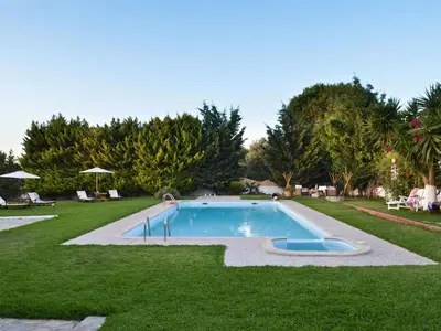 Privater Pool mit Jacuzzi im Garten