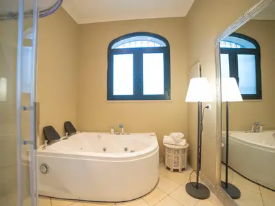 Badezimmer mit Badewanne