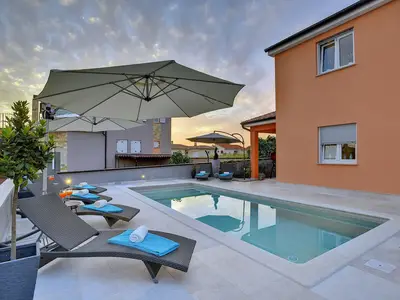 PoolOfHouse
