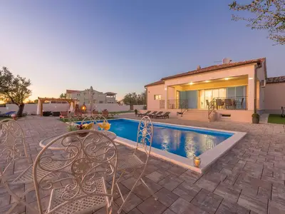Villa für 8 Personen (100 m²) in Tinj 1/10