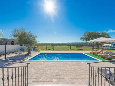 Villa für 8 Personen (100 m²) in Tinj 2/10