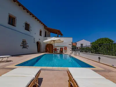 PoolOfHouse