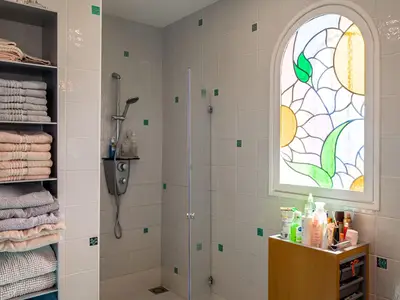 Badezimmer mit Dusche