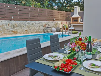 PoolOfHouse