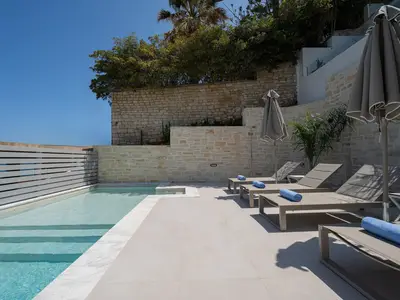 PoolOfHouse