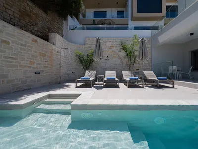 PoolOfHouse
