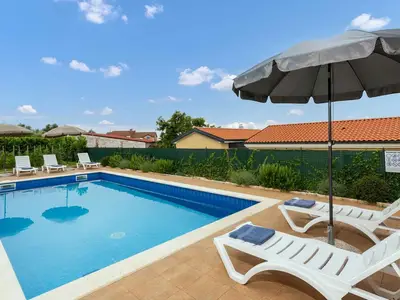 Villa für 8 Personen (145 m²) in Buroli 6/10