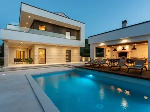 PoolOfHouse