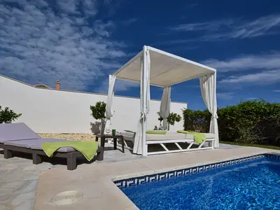 PoolOfHouse
