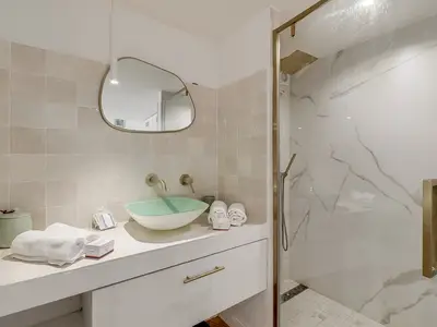 Badezimmer mit Dusche