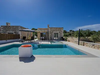 PoolOfHouse