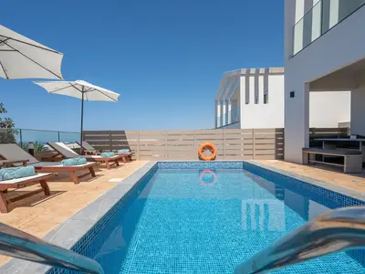 PoolOfHouse