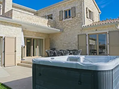 Villa für 9 Personen (400 m²) in Jadruhi 3/10