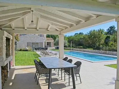 Villa für 9 Personen (400 m²) in Jadruhi 6/10