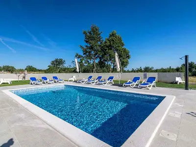 Villa für 8 Personen (200 m²) in Klarići 4/10