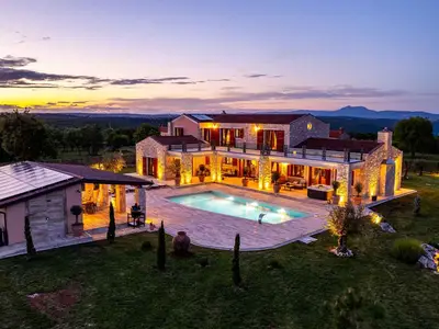 Villa für 10 Personen (520 m²) in Hrboki 1/10