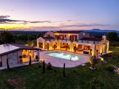 Villa für 10 Personen (520 m²) in Hrboki 1/10